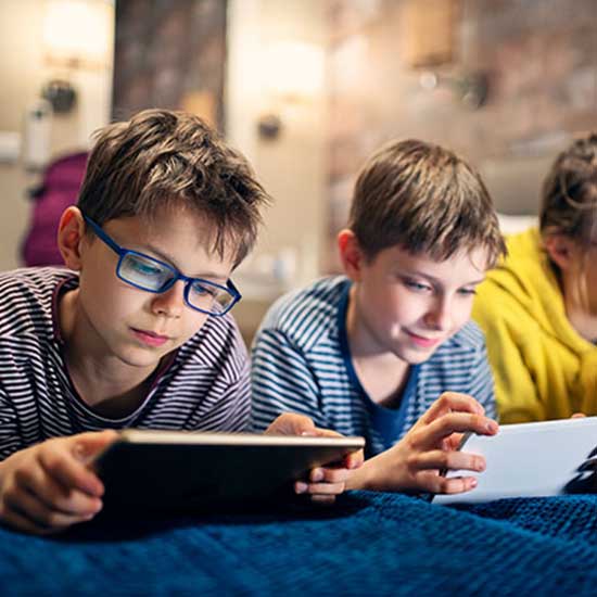 Myopie-Management – Kinder am Tablet