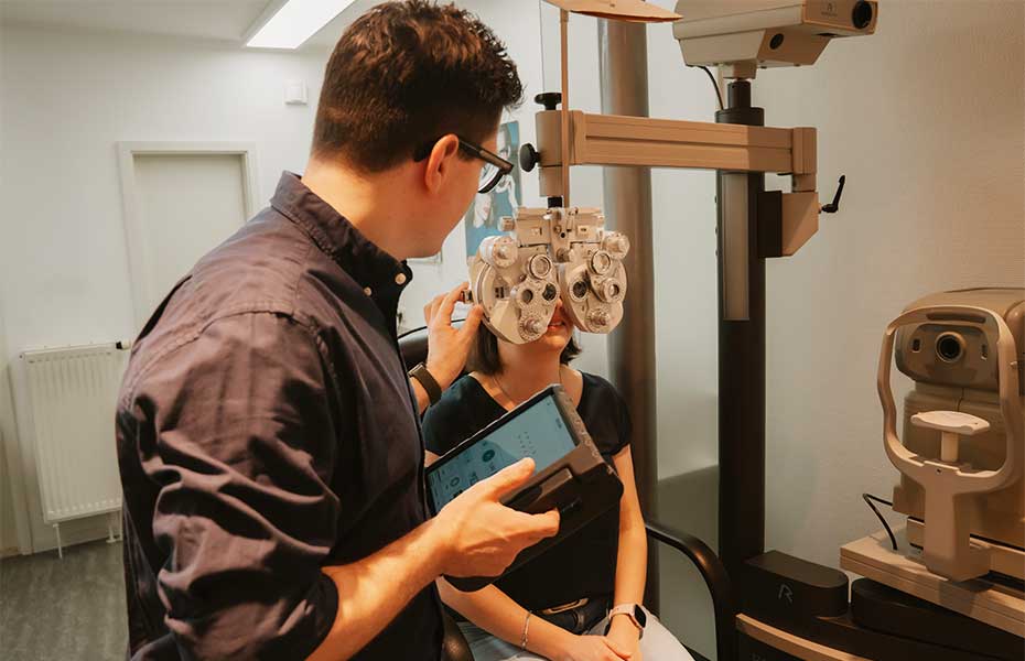 Sehstärkenmessung von Herrn Waxenberger mit Phoropter