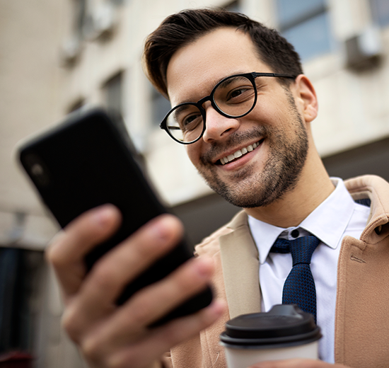 Wellnessbrille: Mann blickt auf Smartphone