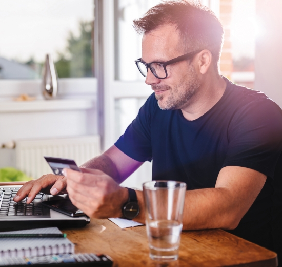 Officebrille: Mann mit Brille arbeitet am Laptop