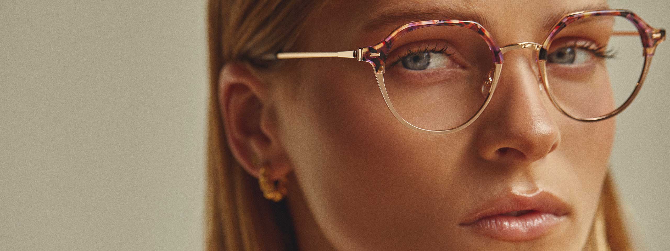 Nifties: Frau mit Brille