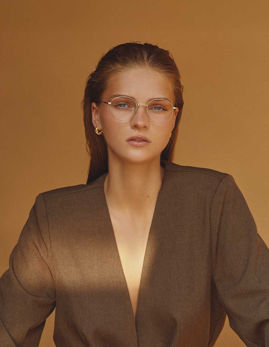 Nifties: Frau mit Brille